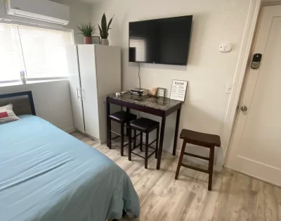 Cozy studio with fully updated Kitchen & Bathroom